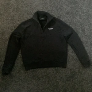 ARIGATO half zip - Skick 8/10 inte använd mycke alls åå inga märken eller sånt. Storlek S. 