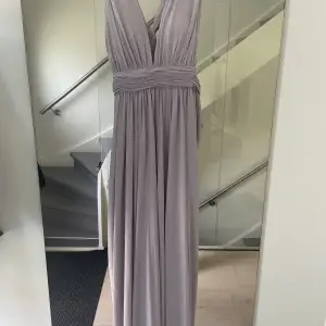 Superfin lång klänning från märket Sheike från Australien! Köpt för 5000 men aldrig använd. 