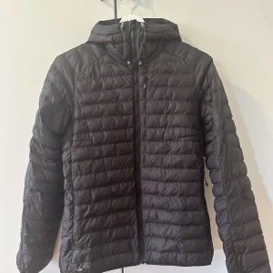 Haglöfs jacka - Säljer min fina haglöfs dunjacka då den inte passar längre. Väldigt fint skick i storlek S. Nypris 1500kr