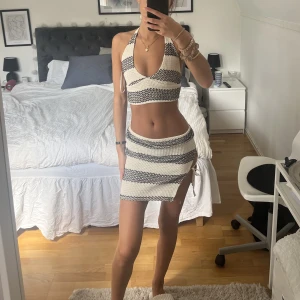 Stockad sett - Virkad kjol och topp. Toppen går att knyta hur tajt eller löst man vill ha den så skulle säga att den passar nästan alla! Kjolen har jag i XS och S.😍 Prislappar kvar!