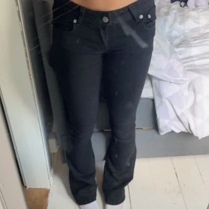 bootcut jeans - lågmidjade bootcut jeans köpta på Nelly. säljer då dom inte kommer till användning längre. skriv privat till mig om ni har frågor eller så🫶🏼