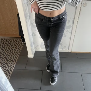 Lågmidjade Bootcut jeans - Svarta lågmidjade bootcut jeanse från Gina Tricot! Knappt använda Tveka inte på att fråga om mer info eller bilder💕💕