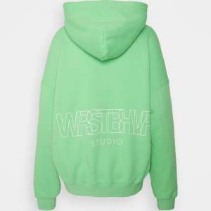 Worst behaviour neon grön oversized hoodie bra skick Använd bara några gånger säljer eftersom jag använder aldrig den. Skriv för Fler Bilder.