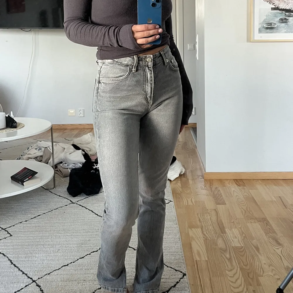 Snygga gråa jeans ifrån zara! 🫶🏼storlek 36 men passar även 34.. Jeans & Byxor.