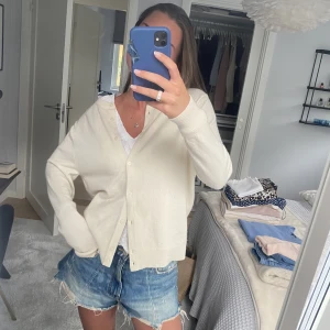 Stickad kashmirkofta - Så jäkla gosig och fin stickad kashmirkofta!! Perfekt nu till hösten och skolan❤️❤️❤️