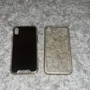 Mobilskal för iPhone xr. Det högra har diamanter längs kanten och vänstra är en spegel med små repor längst ner men syns knappt 