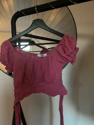 Rosa top  - En rosa top som jag aldrig har använt. Top med Knut i ryggen. 
