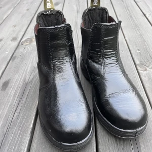 Roping Ridskor - Svarta ridskor i läder med stålhätta. Storlek 37. Har ett litet märke på högerskon.