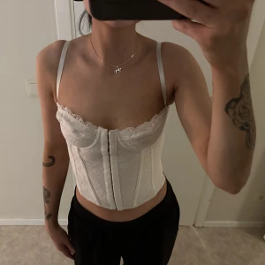 korsett - fin vit korsett från shein storlek S, säljer då jag köpt en svart istället hihi