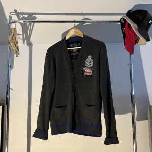 Morris kofta (collage stil) - Skön Morris kofta inköps pris 1800kr väldigt Stockholmsstil. Inga skavanker eller liknande. 