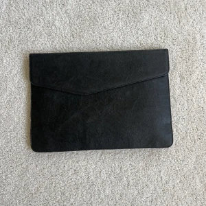 Datorfodral - Säljer detta superfina svarta datorfodralet då jag har ett annat som kommer mer till användning, är i nyskick🖤
