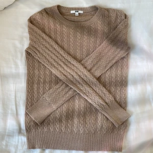 Beige Stickad tröja - Beige stickad tröja från UNIQLO i storlek Small💓Inga skador eller något. Det var en en sån Fråga om frakt.