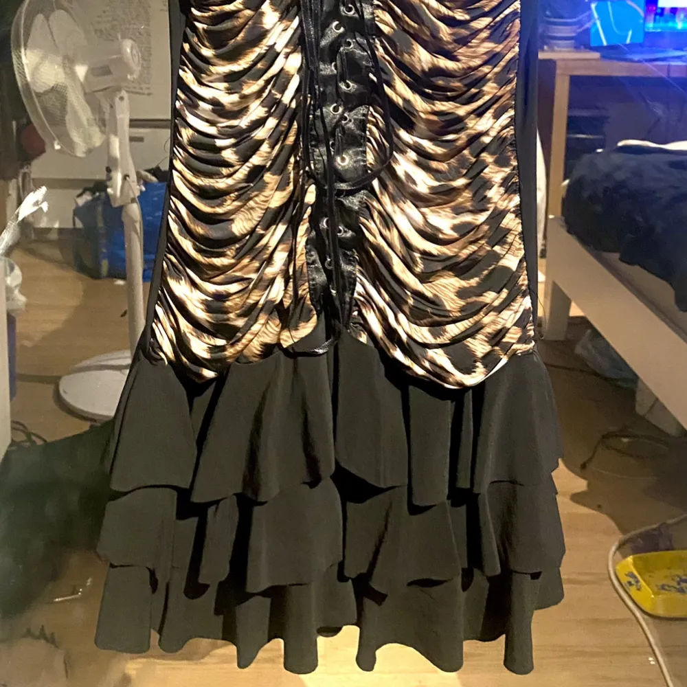 säljer denna super fina leopard klänning eftersom den ej kommer till användning längre, super fint skick 🤩 priset går att diskutera. Klänningar.