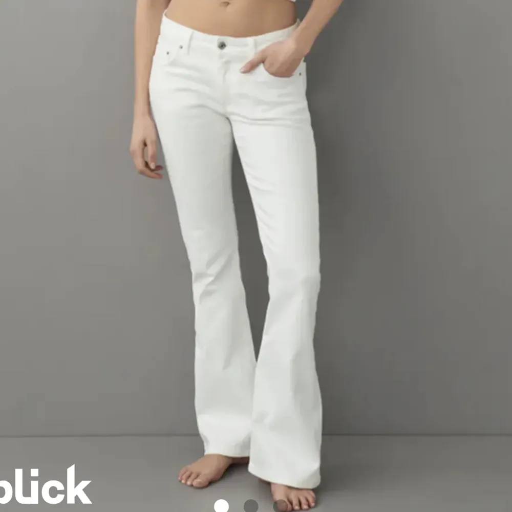 Fina vita lågmidjade bootcut jeans. Köpte för 299 men säljer för 129 Endast använda en gång. Kontakta mig privat för mer info eller bilder. 💕. Jeans & Byxor.
