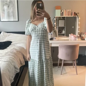 Grön klänning - Lång grön rutig klänning endast använd en gång!!🥰