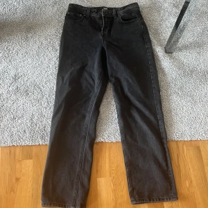Svarta jeans  - Riktiga snygga Jack & Jones jeans som är i väldigt bra skicka! Säljer för dem tyvärr blivit för små.