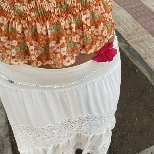 Lång vit kjol - Köpt för två månader sen i spanien. Stretchigt material.