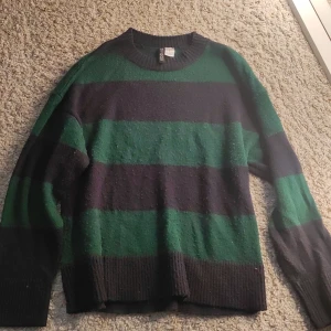 Grön och mörkblå tröja - Stickad randig tröja från hm.