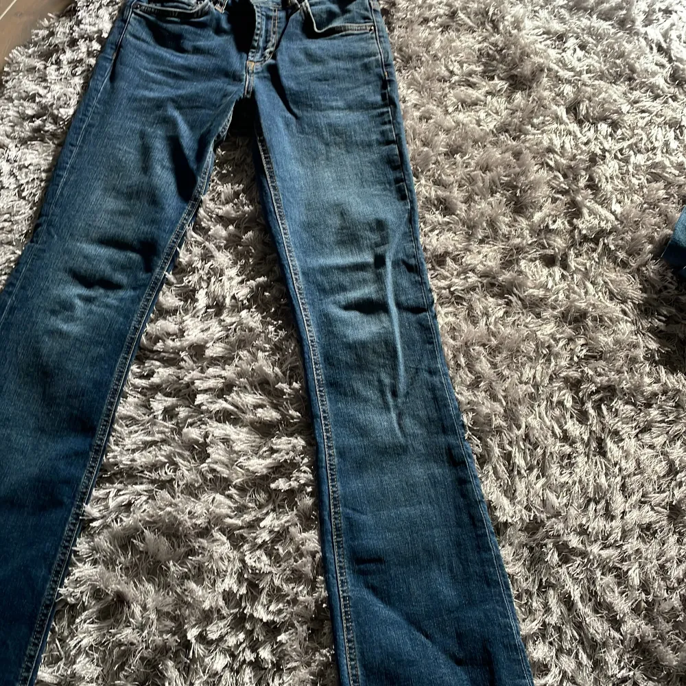 Hej! Jag säljer just nu mina lowwaist bootcut jeans från Zara. Dessa är så snygga och as sköna men dom kommer inte till användning bara. Jag säljer dessa för 170kr då nypris är 399. Dessa är ganska ofta slutsålda både i butik o hemsida. . Jeans & Byxor.
