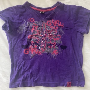 Cool top - En jättefin baby tee med coola detaljer. (Skriv för bilder med tröjan på)