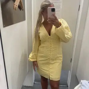 Säljer nu denna fina gula klänning. Använd en gång därav väldigt fint skick. Köpt för 599. Säljer för 450