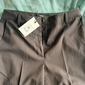 kostym byxor  - helt oanvända mörk bruna kostym byxor från BikBok. Säljer för de inte passar mig längre. Storlek 40
