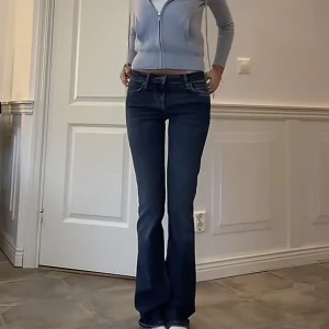 Lågmidjade zara jeans - Säljer dessa populära och as snygga jeans från zara då dom inte riktigt passar längre, jättefint skick och knappt använda!!🤍
