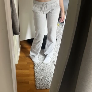 Gråa juicy couture byxor - Jättefina och sköna juicy byxor! Säljs då de inte kommer till användning.