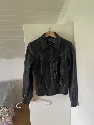 Vintage skinnjacka - Så fin vintage skinnjacka i storlek 38 men liten i storlek!! Så cool verkligen🩷 Pris kan diskuteras