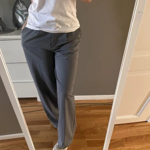 Kostymbyxor  - Gråa kostymbyxor från NA-KD, jättefint skick!