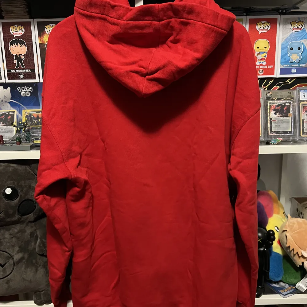 En röd fin Givenchy hoodie i storlek Medium. Skicket är väldigt bra och det finns inga skador.. Hoodies.