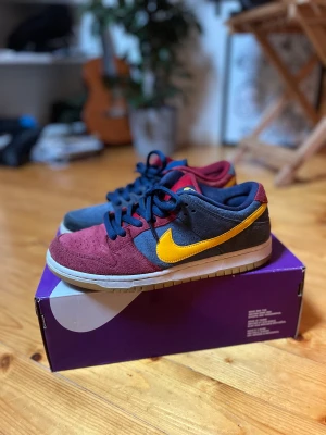 Barcelona dunks - Ett par Barcelona sb dunks som jag köpte på junkard skateshop i Gbg. De har inte någon typ av skada på undersulan (starloss) men har dock gått igenom lite på själva lädret men inget speciellt. Pris kan möjligen diskuteras. Skriv om ni har fler frågor🌝