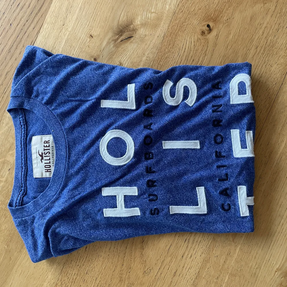 Mörkblå Hollister T-shirt i väldigt bra skick. . T-shirts.