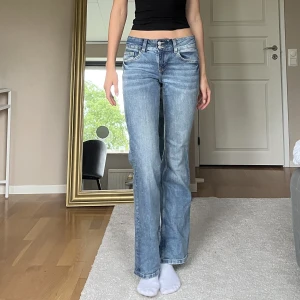 Lågmidjade jeans  - Lågmidjade jeans från H&M, använda 1gång och säljes då de är för korta på mig (jag är 176cm)  Inga defekter eller täcken på användning, så i nyskick :) inseam är 78cm /30’ Nypris ca 400kr