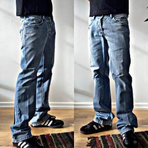 Ett par fräna vintage jeans från 2002, av märket Blend. Bra material och i fint skick. Lite slitna nere vid hälarna men det ger en snygg look. 📏midjemått 40 cm & längd 104 cm 💫