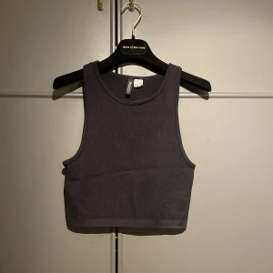 Svart linne - Svart croppat ribbstickat linne 🤩🖤 Storlek: s