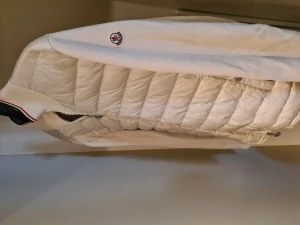 Moncler Tröja - Sitter riktigt bra. Lite som en väst och tröja samtidigt.  Ny pris 7000 kr