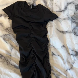 Klänning - Lång väldigt tajt klänning som verkligen visar ens figur. Köpt för långe sen men har bara legat i garderoben!