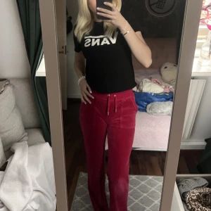 Juicy byxor - (Tryck ej på köp nu!) Hejj! Säljer dessa rosa/röda juciy byxor då dom ej kommer till användning längre! Använda 10 ggr kanske. Dom tar några fläckar längst ner på baksidan av benet (finns bild) som inte går bort 💘strl xxs men passar xs!