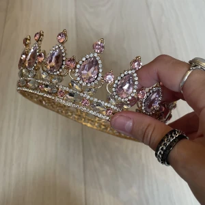 Krona  - Krona i metall så den är tung med små hål för att kunna fästa med pins i håret. 