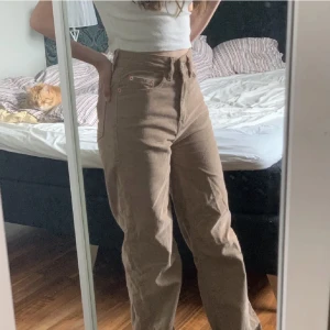 Manchester jeans - Snygga högmidjade Manchester jeans från lager 157! Bilden är gammal, säljer då de är för små nu. Ordinarie pris: 300kr