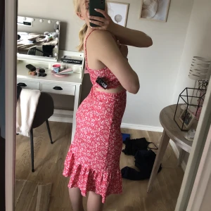 Klänning - Säljer denna jättefina klänning då den inte används! Den är endast testad och har lappar kvar (se bild 3)! Så fin nu till sensommar och många andra tillfällen! 💕 skriv för mer bilder 