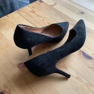 Svarta klackskor från H&M - Svarta mocka klackskor från H&M i strl 39, troliga i storleken. Helt oanvända, testade en gång. Nypris 300kr