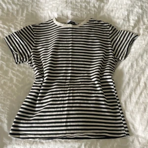 T-shirt🖤🤍 - En super fin T-shirt dom inte är jätte använd!🖤🤍