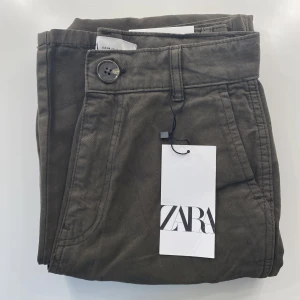 Zara byxor - Säljer de här jätte snygga khaki färgade cargo byxor som aldrig kommit och blivit andvända och har fortfarande prislappen kvar på, fick i julklapp och är inte riktigt min stil. Har glömt att man kan sälja de, priset går också absolut att diskutera.