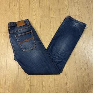 Ett par riktigt sköna nudie jeans i färgen mörkblå. Skick 9/10 Storleken är W32/L36 men dom sitter som ett par 34or i längd 