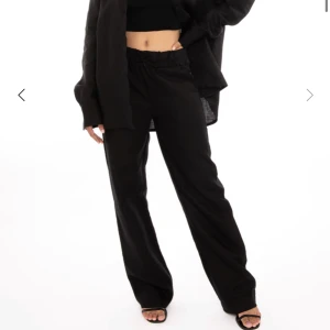 Linnebyxor Adsgn - Jättefina svarta linnebyxor från adsgn, slutsålda på hemsidan och nypris ligger på 799, säljer för 400. Aldrig använda, endast testade därav mycket bra skick. Hör av er vid frågor💗💗