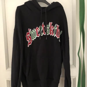 Sweet sktbs hoodie - Sweet sktbs hoodie i nyskick. Storlek S