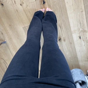 Byxor i mocka  - Jättesnygga byxor i mocka! Utsvängda och har vikt ner de så de blir lågmidjade! Passar storlek S och de har stretch❤️