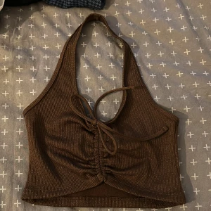 Fest topp - Brun glittrig fest topp med öppen rygg från H&M, har endast använt den en gång😇
